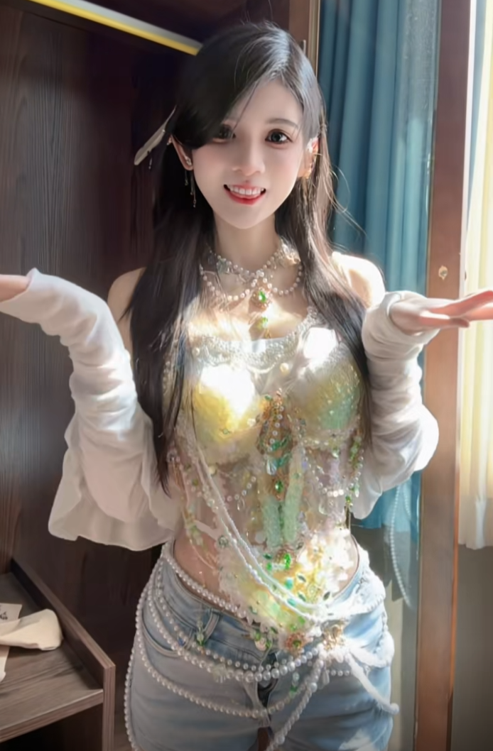 这算成功“上岸”了吧,狗头萝莉录制卫视综艺,仅用2年转型翻身(图2)