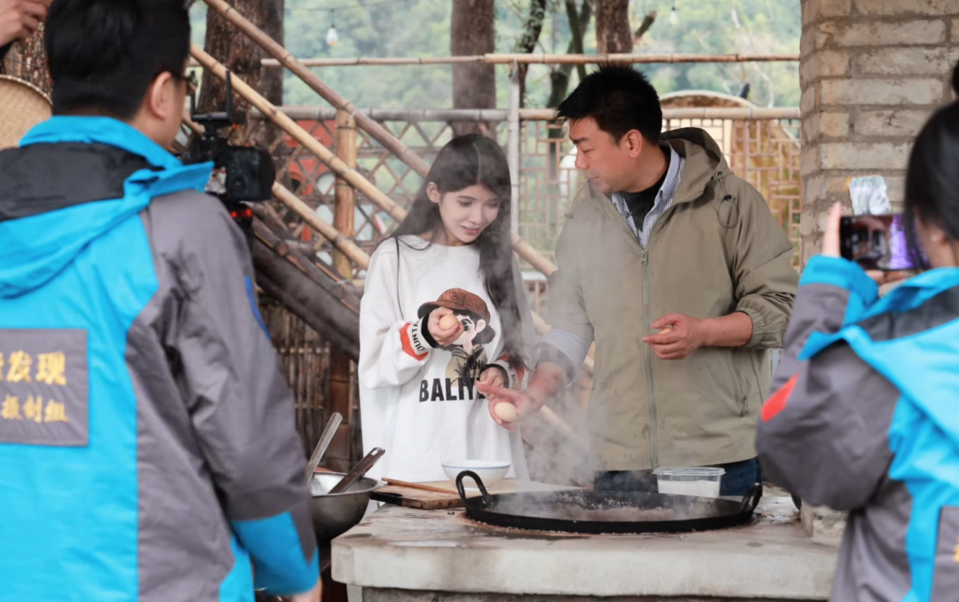 这算成功“上岸”了吧,狗头萝莉录制卫视综艺,仅用2年转型翻身(图5)