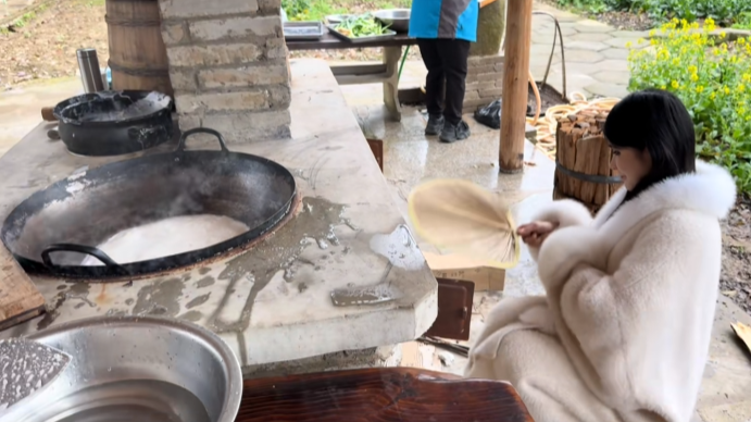 这算成功“上岸”了吧,狗头萝莉录制卫视综艺,仅用2年转型翻身(图7)