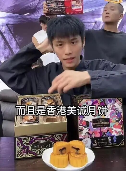 小杨哥评论区被立案调查刷屏，三只羊所有主播停播，墙倒众人推？(图1)