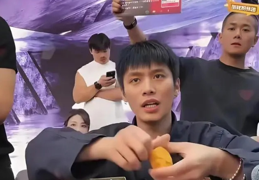 小杨哥评论区被立案调查刷屏，三只羊所有主播停播，墙倒众人推？(图2)