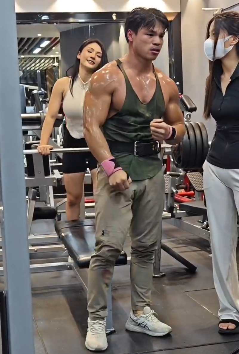 妖怪爆三只羊嘴哥结过婚还吵CP？辛巴账号后台7亿余额曝光(图1)