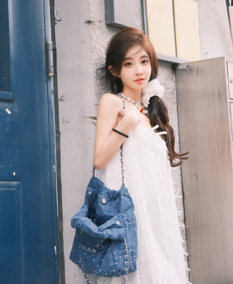 冯提莫直播十周年庆，感动落泪会一直唱下去，她都红了这么久了？(图1)