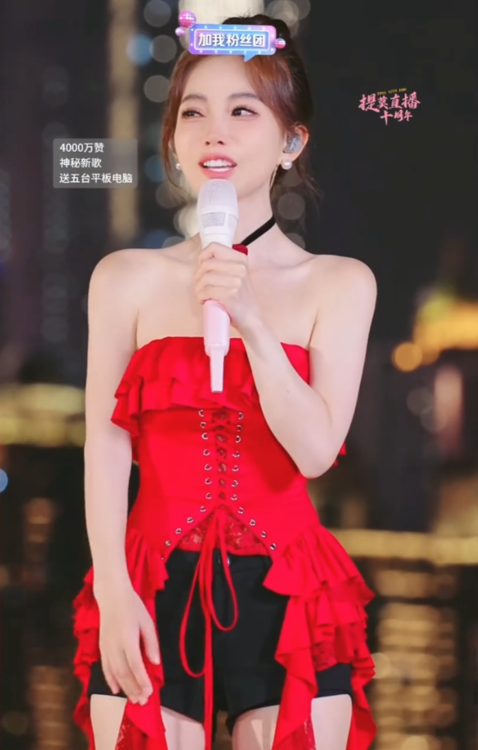 冯提莫直播十周年庆，感动落泪会一直唱下去，她都红了这么久了？(图8)
