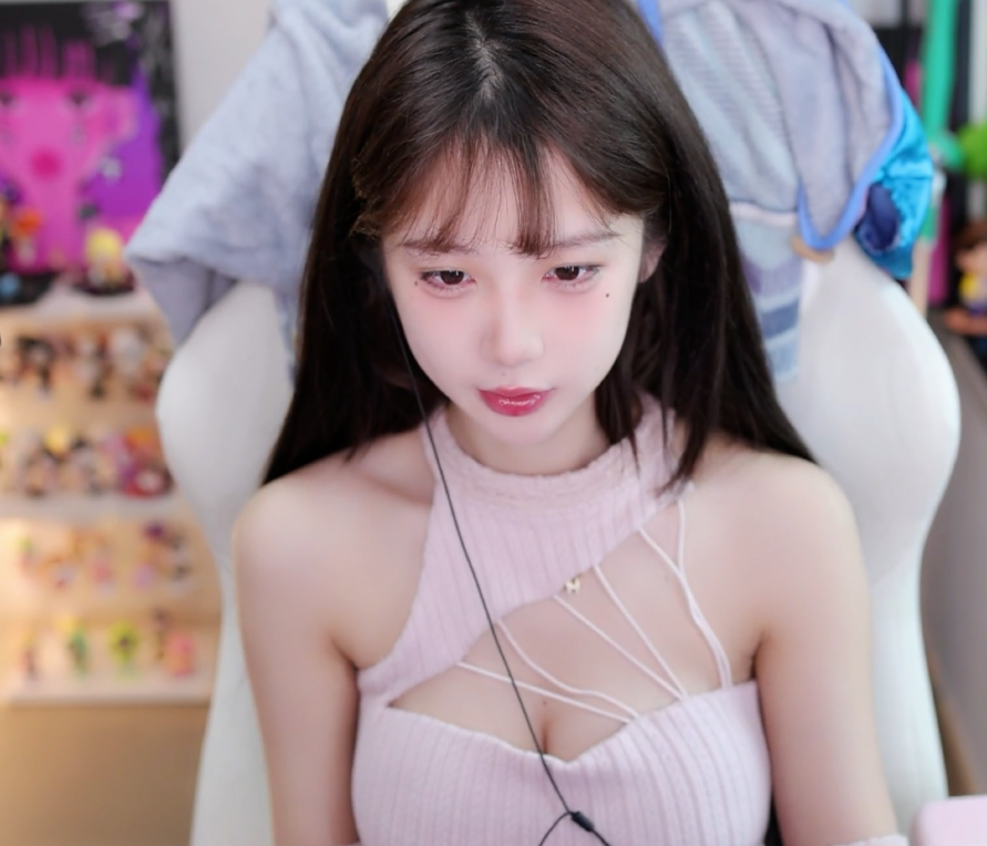 女主播搞“擦边”翻车，实力不够就别硬撑，粉丝：超管都懒得警告(图1)