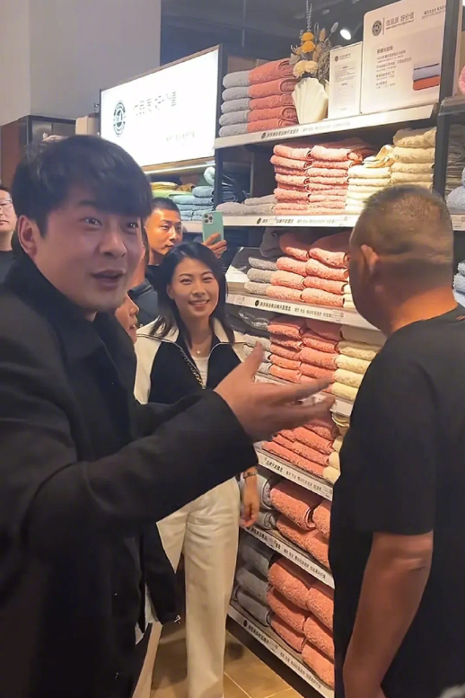 辛巴造访胖东来，是噱头还是真开超市？东北雨姐称先行全额退款(图1)