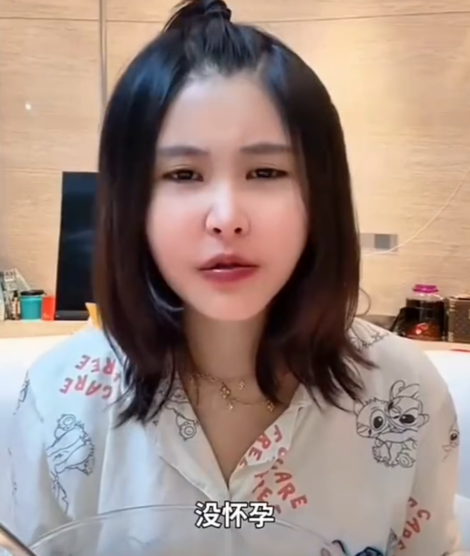 崔阿扎大方晒孕肚走秀，猫妹妹自曝戴环避孕：不想经历身体伤害！(图1)