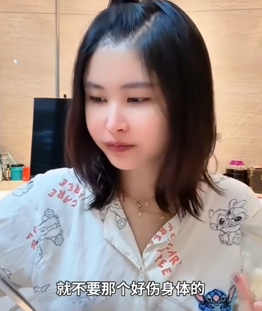 崔阿扎大方晒孕肚走秀，猫妹妹自曝戴环避孕：不想经历身体伤害！(图2)