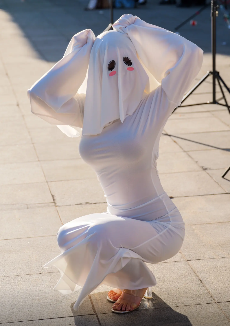 看的不是脸而是身材，“幽灵娘”cos爆火出圈，美女网红名利双收(图2)