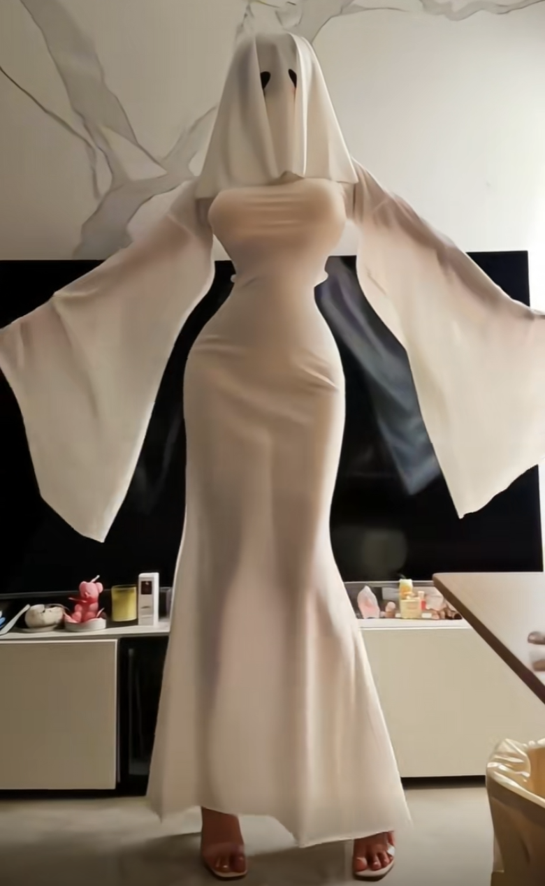 看的不是脸而是身材，“幽灵娘”cos爆火出圈，美女网红名利双收(图7)