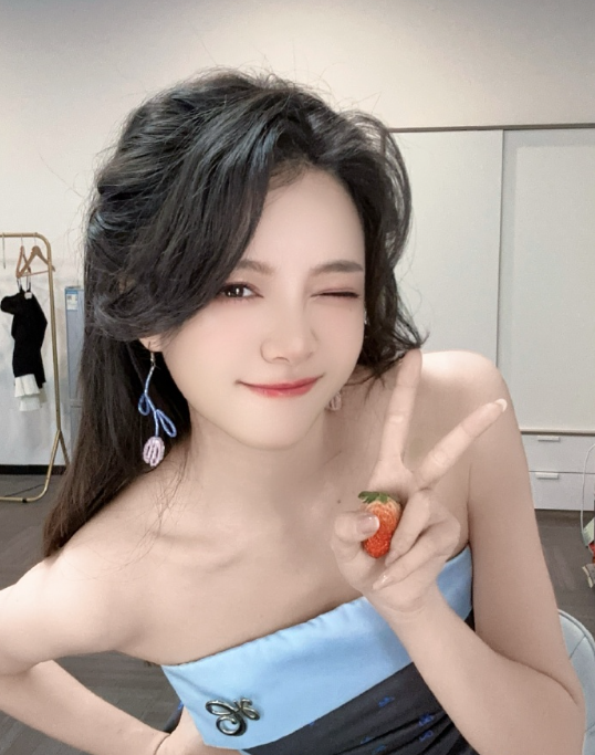 美女主播遭外网克隆，假冒其账号卖衣服，贩卖AI换脸资源(图1)