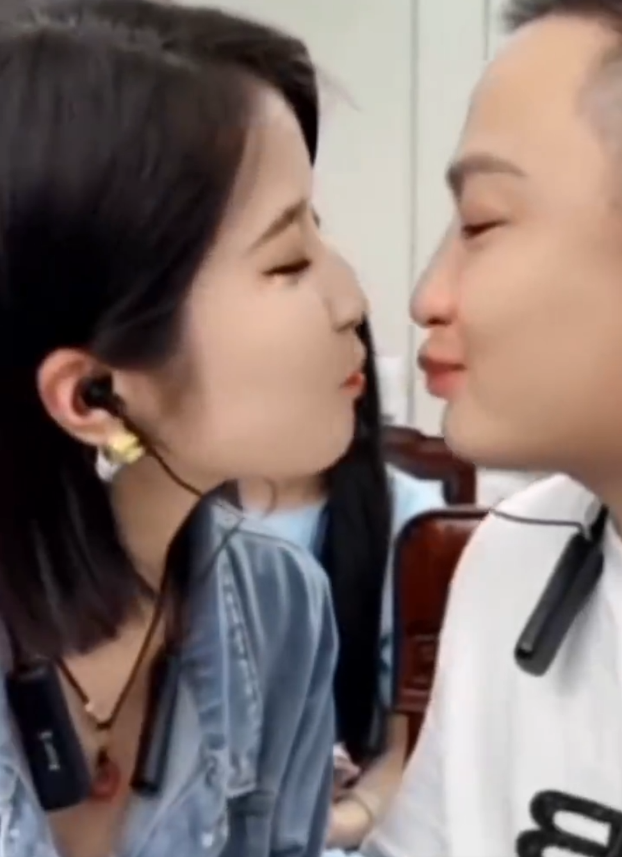 “亲嘴事件”过不去,二子爷老婆泪洒专场!秦奋现身韦雪直播间豪刷(图1)