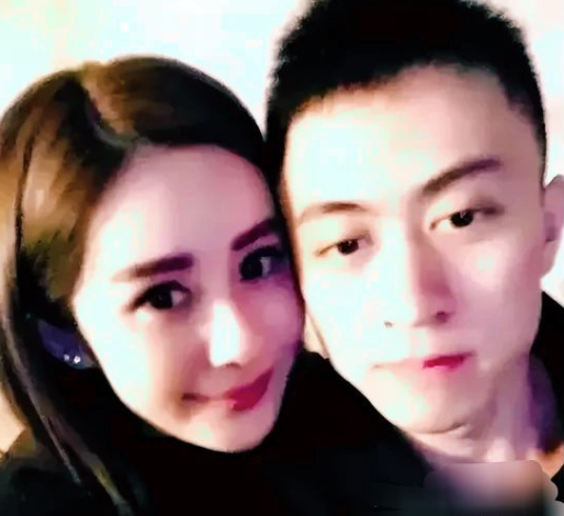 “亲嘴事件”过不去,二子爷老婆泪洒专场!秦奋现身韦雪直播间豪刷(图6)