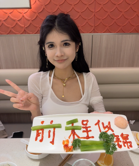 有能力就反哺社会，“狗头萝莉”积极做慈善，摊位再遭紧急叫停？(图2)