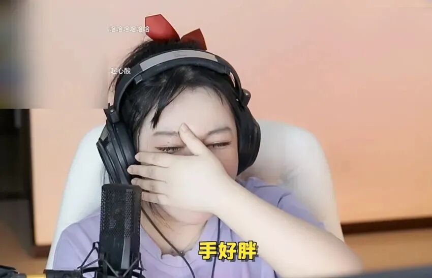 美颜掉了秒变大妈？刘飞儿直播再出事故，粉丝质疑体重有130斤吧(图2)