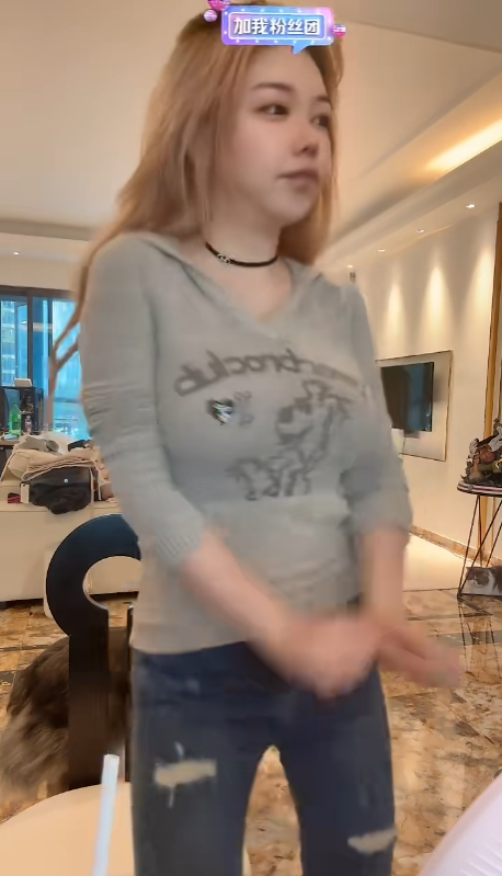 美颜掉了秒变大妈？刘飞儿直播再出事故，粉丝质疑体重有130斤吧(图6)