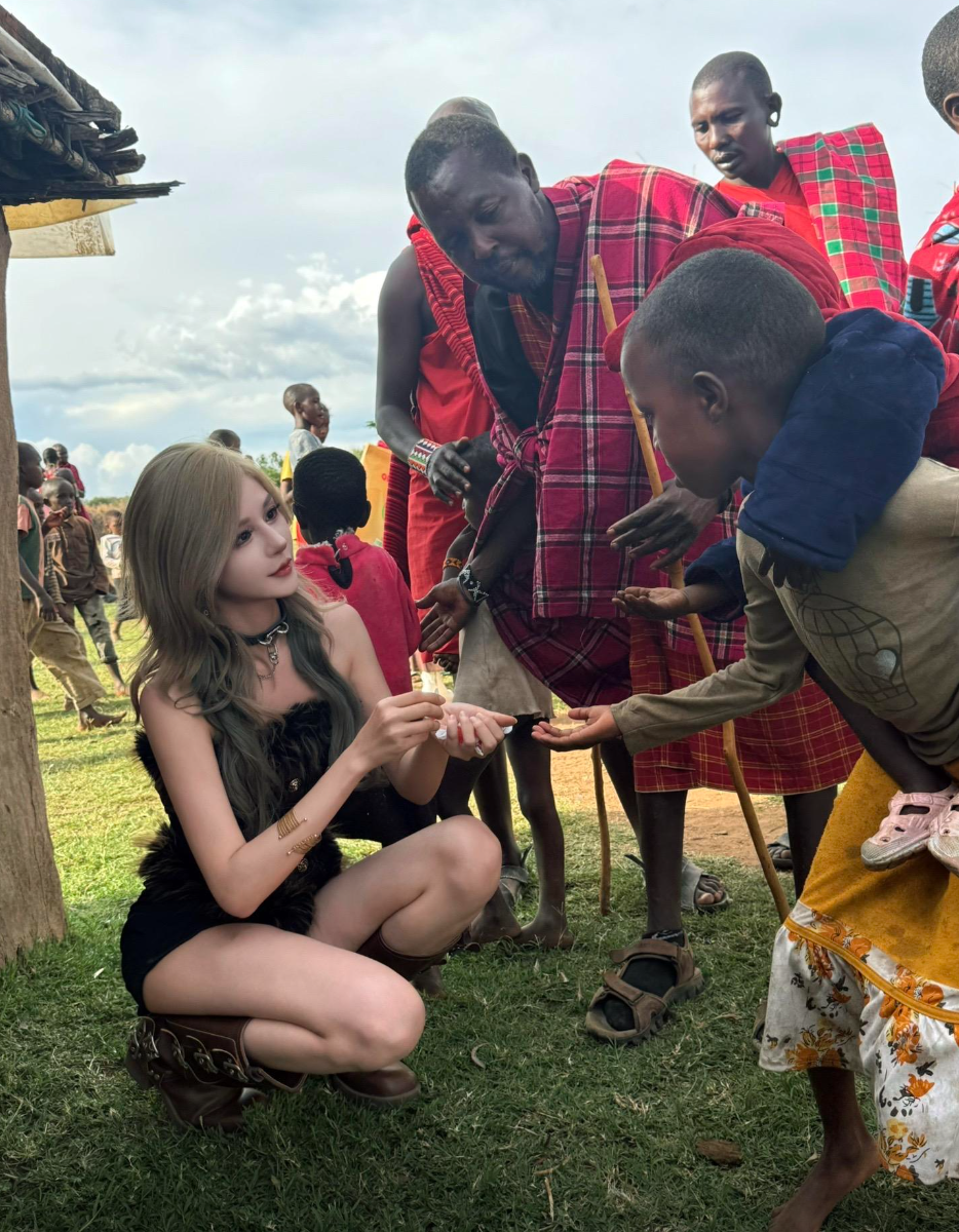 美女网红穿着火辣，与非洲原住民互动合影，网友：希望能安全回来(图3)