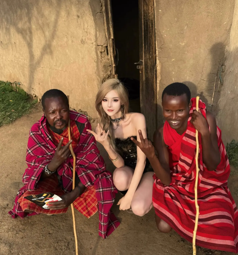 美女网红穿着火辣，与非洲原住民互动合影，网友：希望能安全回来(图4)