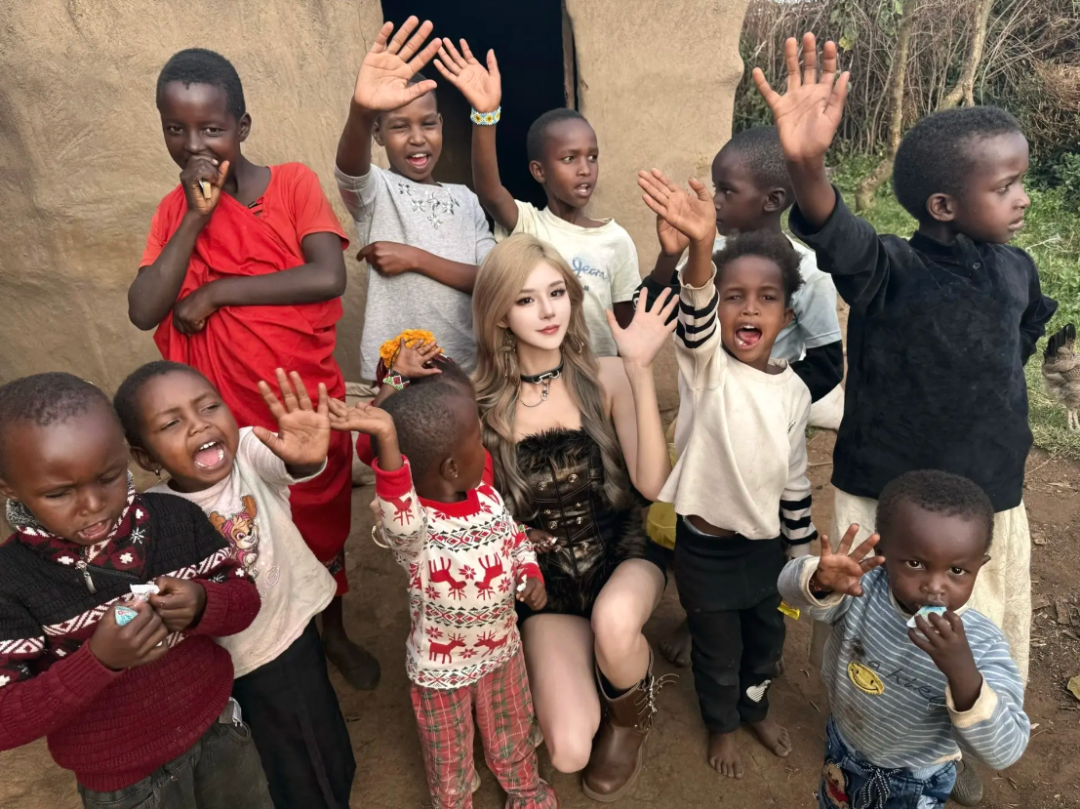 美女网红穿着火辣，与非洲原住民互动合影，网友：希望能安全回来(图5)