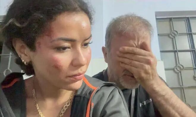 美女网红穿着火辣，与非洲原住民互动合影，网友：希望能安全回来(图8)