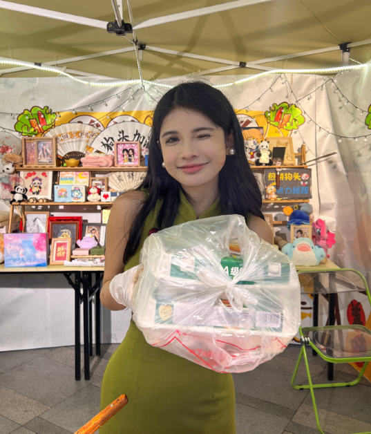 职业装尽显青花瓷身材，狗头萝莉受邀文旅项目，服务态度还很不错(图2)