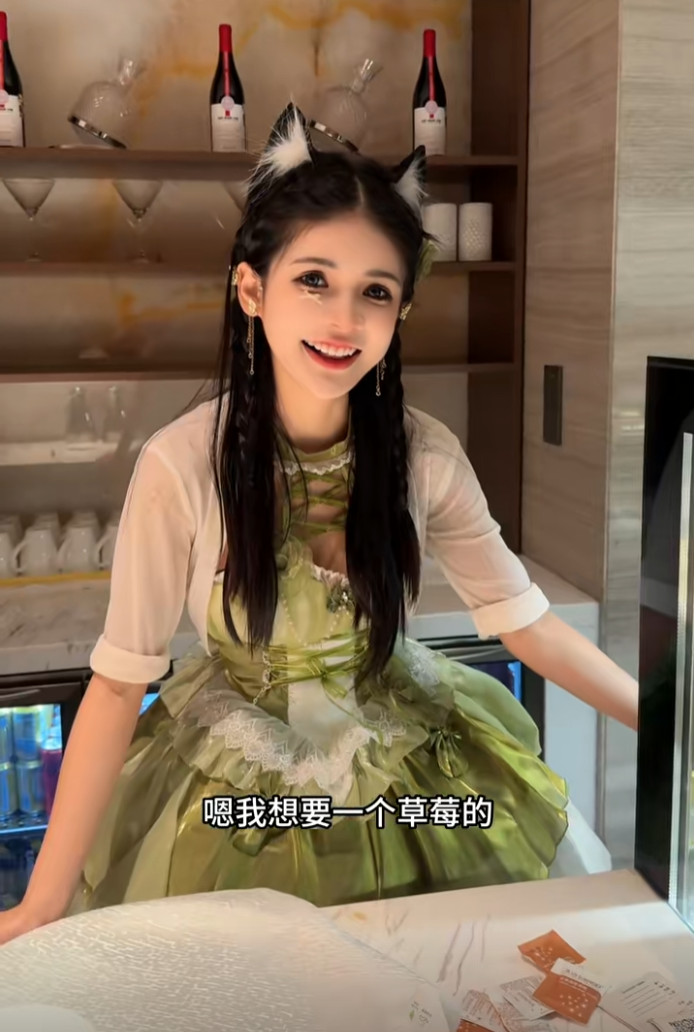 职业装尽显青花瓷身材，狗头萝莉受邀文旅项目，服务态度还很不错(图6)