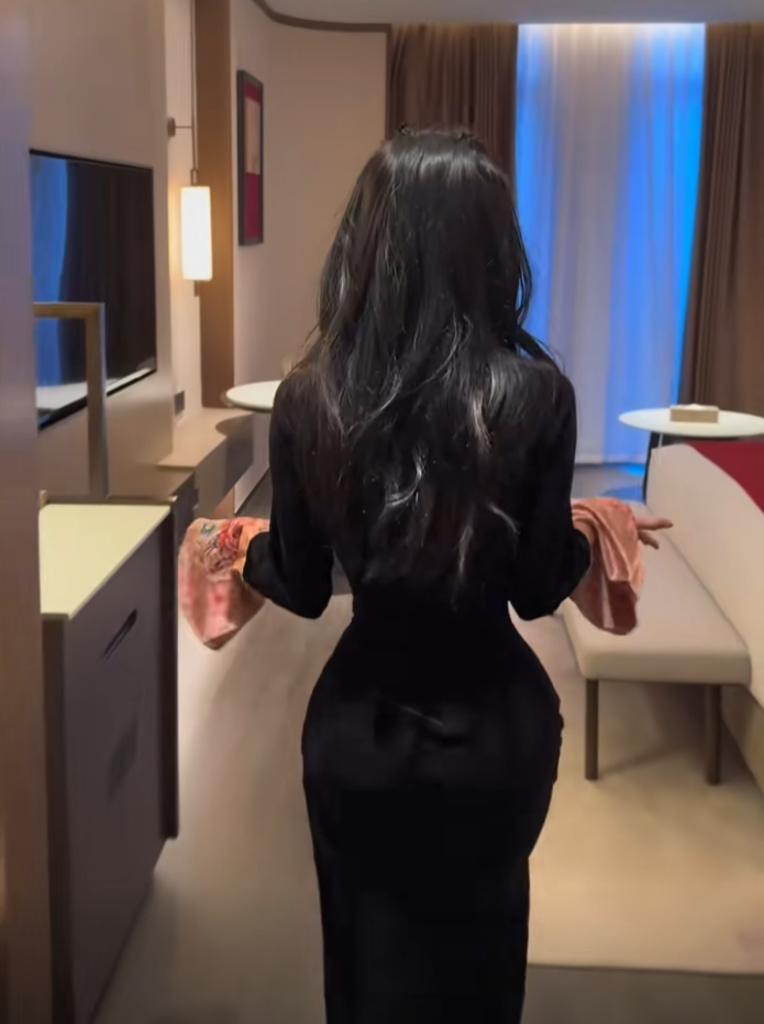 职业装尽显青花瓷身材，狗头萝莉受邀文旅项目，服务态度还很不错(图7)