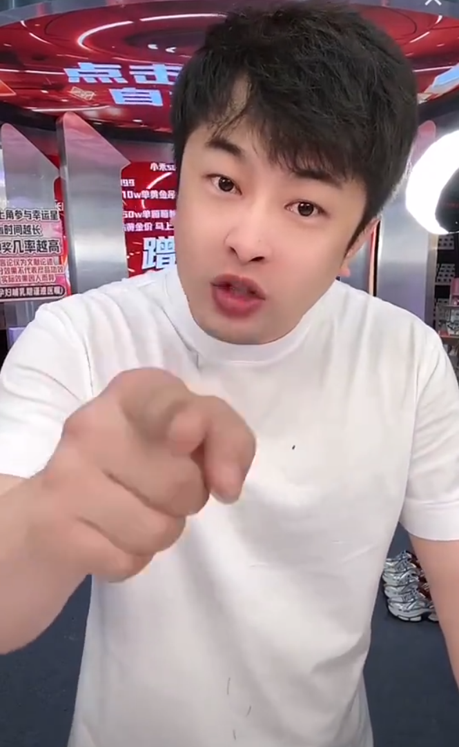 辛巴怒怼叶柯：滚出互联网！翻车主播不能回归，“二驴”再遭点名(图1)