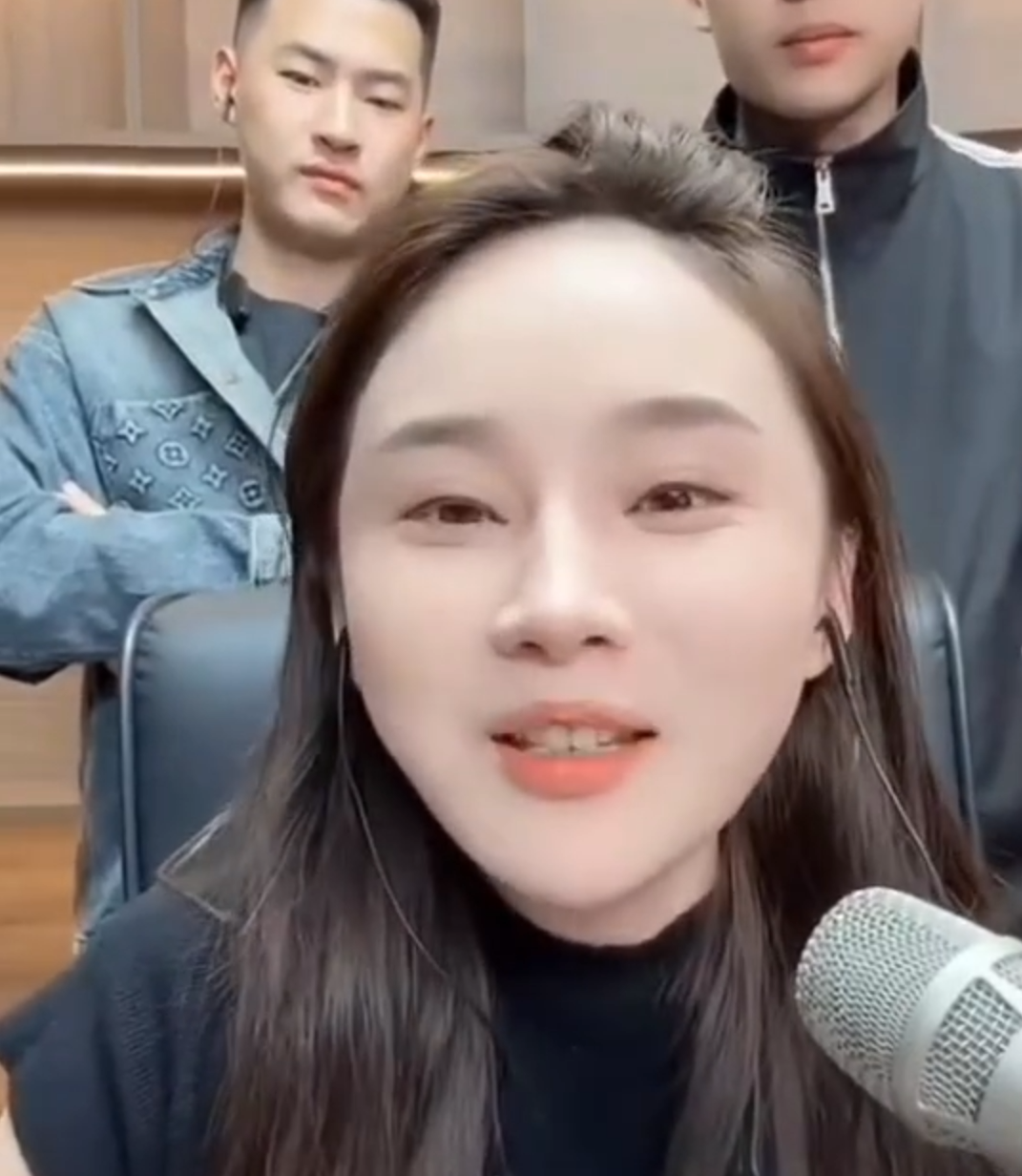 谁有人气跟谁玩,沈曼玩的就是“无间道”?李则则称本来是喜欢男人,被张大猫掰弯!(图2)