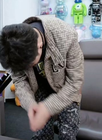 阿哲爆瓜生日会收入名单?辛巴送阿哲百达翡丽手表(图2)