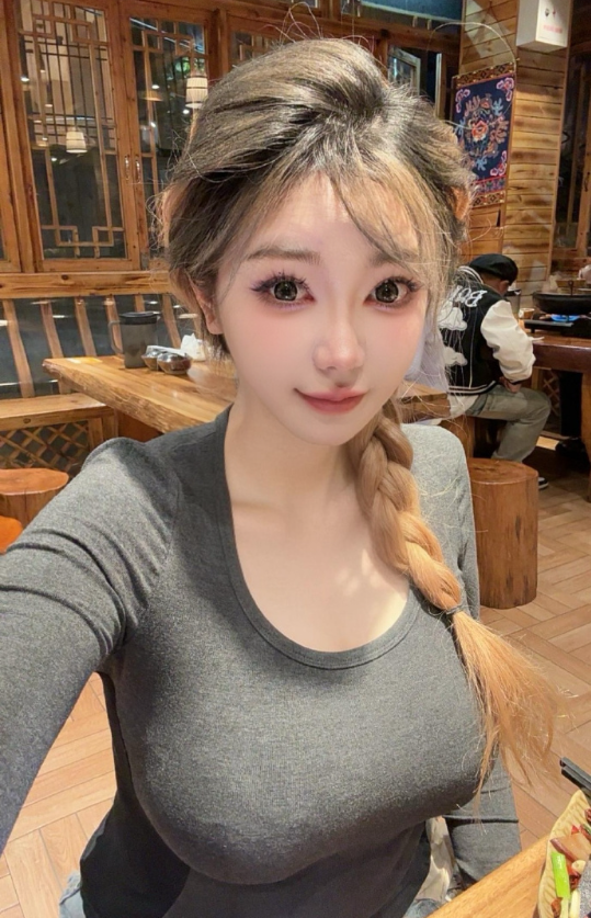 “三折叠”小肚皮一览无遗，刘飞儿展示真实身材，腰和腿真的瘦了(图7)