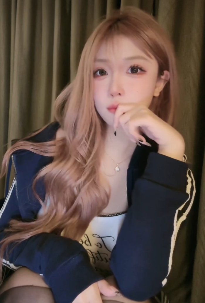 女网红否认是福利姬，不要再说买到我的写真了，那是年少无知拍的(图4)