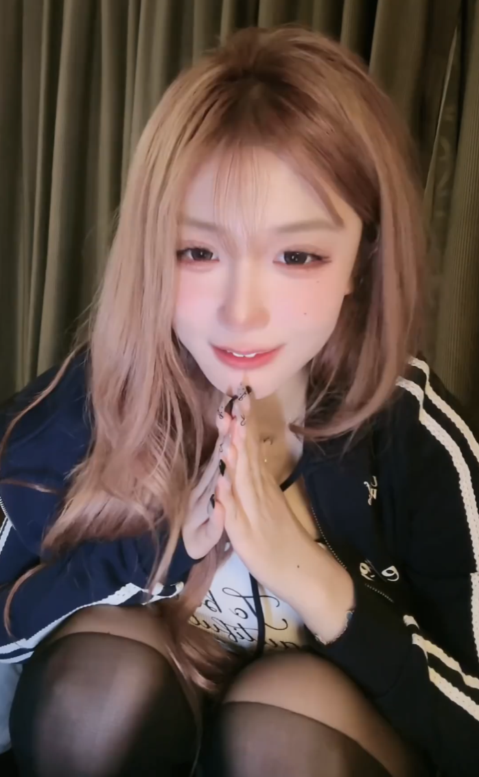 女网红否认是福利姬，不要再说买到我的写真了，那是年少无知拍的(图6)