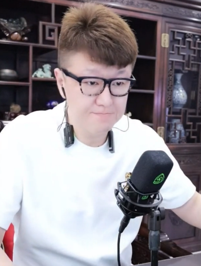 女主播直播丁一穿着浴袍就出来了?被说偷梁换柱,大佛:1900万买的公会(图3)