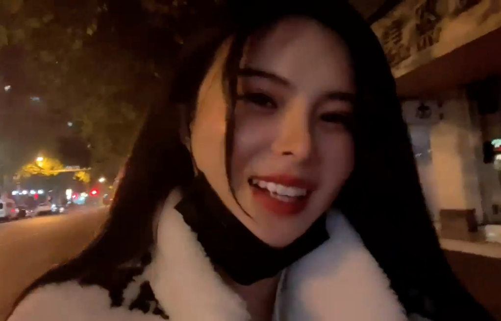 女主播吃烧烤被骚扰，一群醉汉“大声密谋”，出门都裹得严严实实(图1)