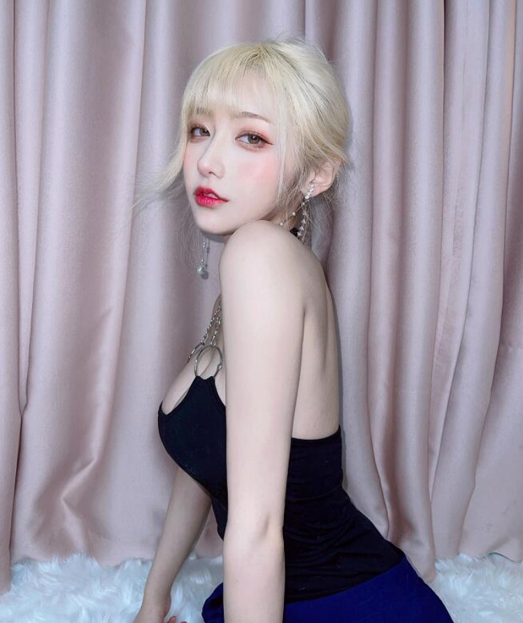 身材好就露出来？美女Coser被公司逼着擦边？发布17分钟视频道歉(图6)