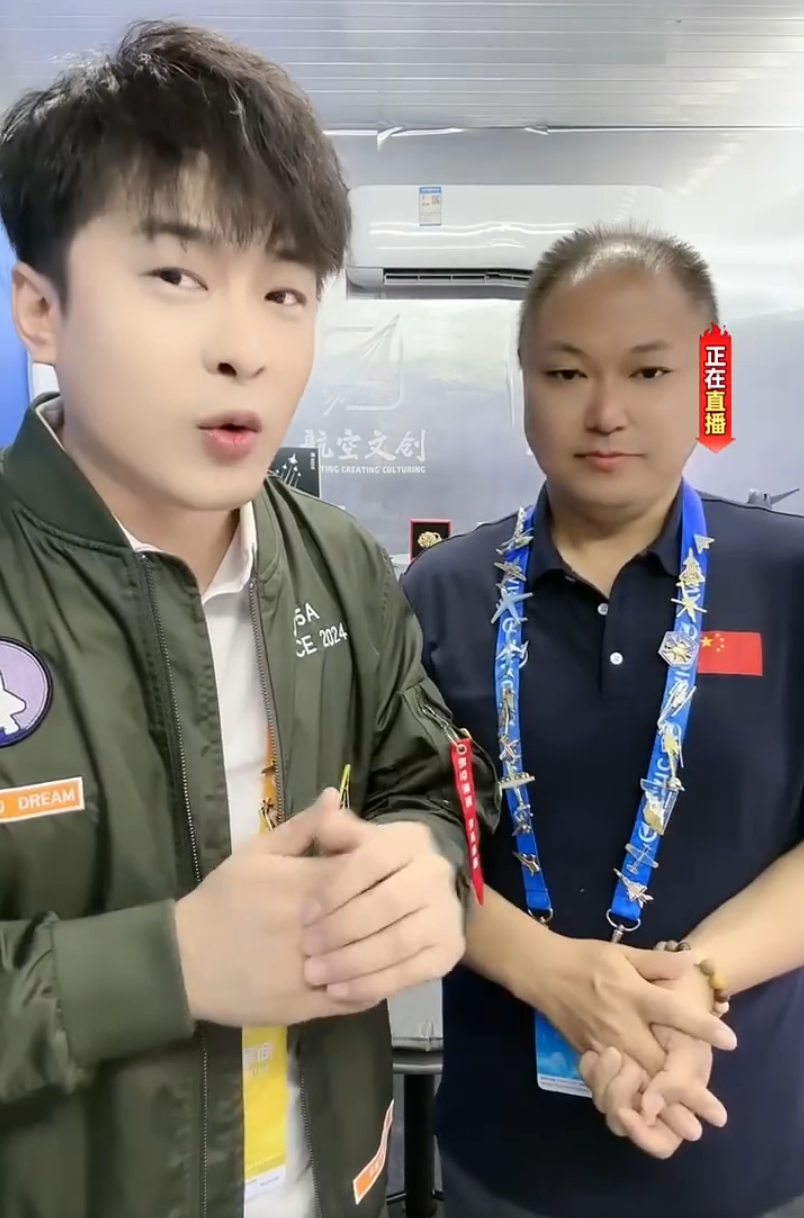 辛巴受邀直播中国航展，太土了，仙洋让小美御姐学小伊伊衣品穿搭(图1)