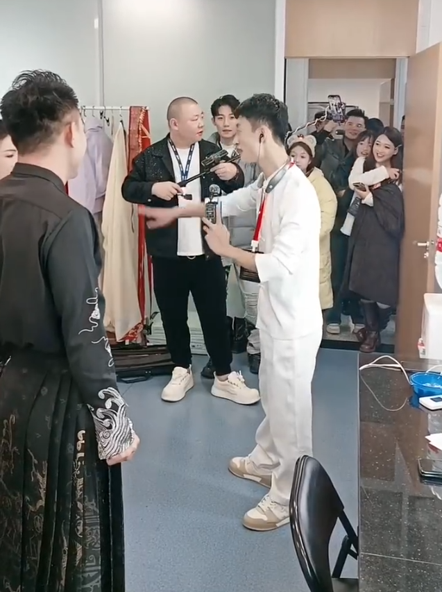 真没亲嘴,仙洋自曝假CP陆倩不是老板娘,祁天道直播痛哭飙歌,徒弟憋笑抢戏(图6)