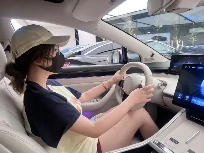 刘飞儿自曝被前任骗财骗色,骑摩托带看夕阳,浪漫背后全是套路(图2)