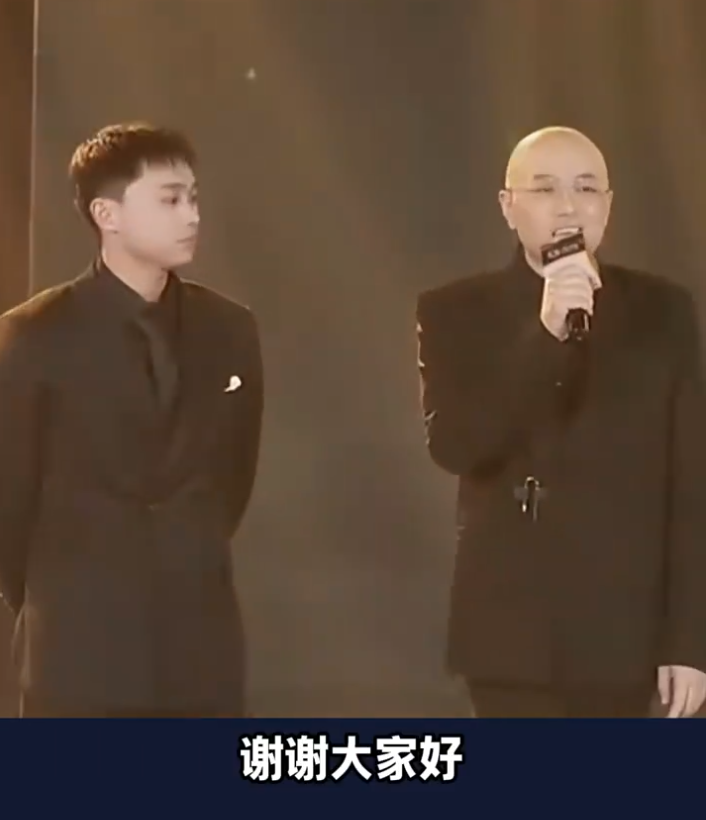 刘二狗十周年,伽柏哥登台发言!宇文泡婉拒刘二狗活动,与818关系敏感(图1)