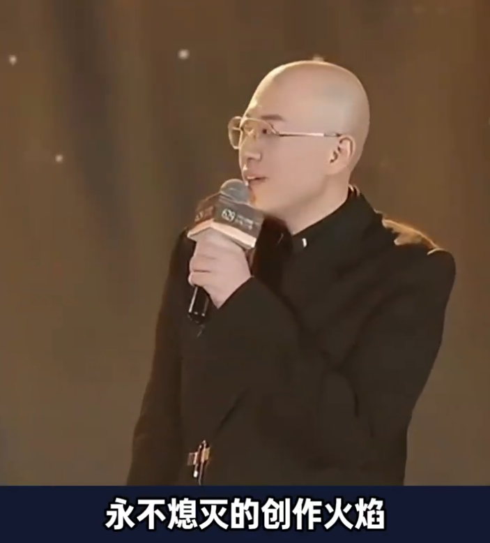 刘二狗十周年,伽柏哥登台发言!宇文泡婉拒刘二狗活动,与818关系敏感(图2)