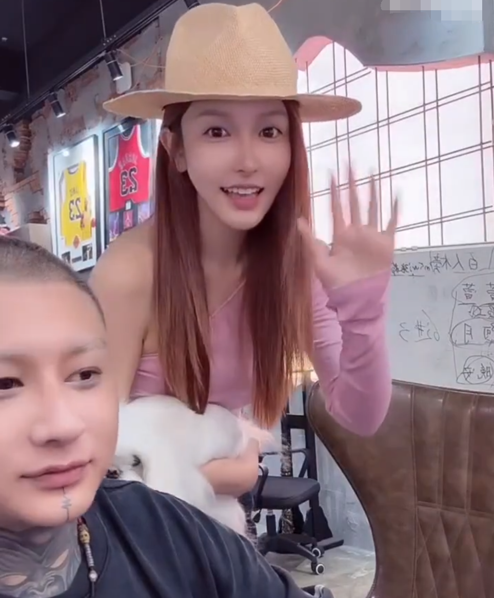 方丈前妻杜凤罕见现身直播间！网友：迟早复婚！刘二狗宣布：629永久取消师徒制(图1)