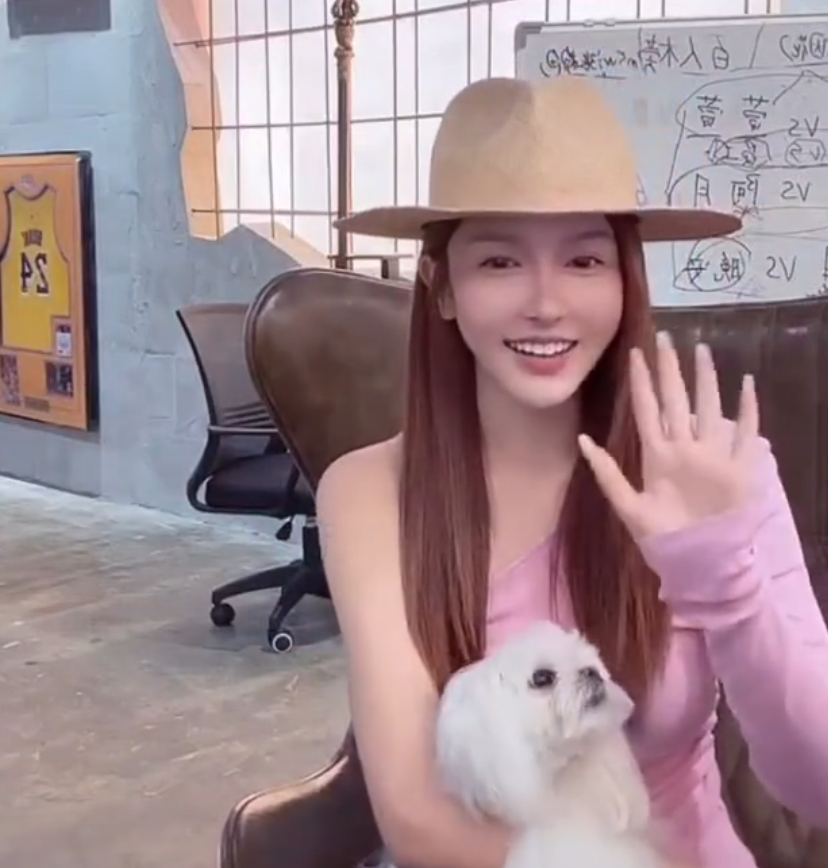 方丈前妻杜凤罕见现身直播间！网友：迟早复婚！刘二狗宣布：629永久取消师徒制(图2)