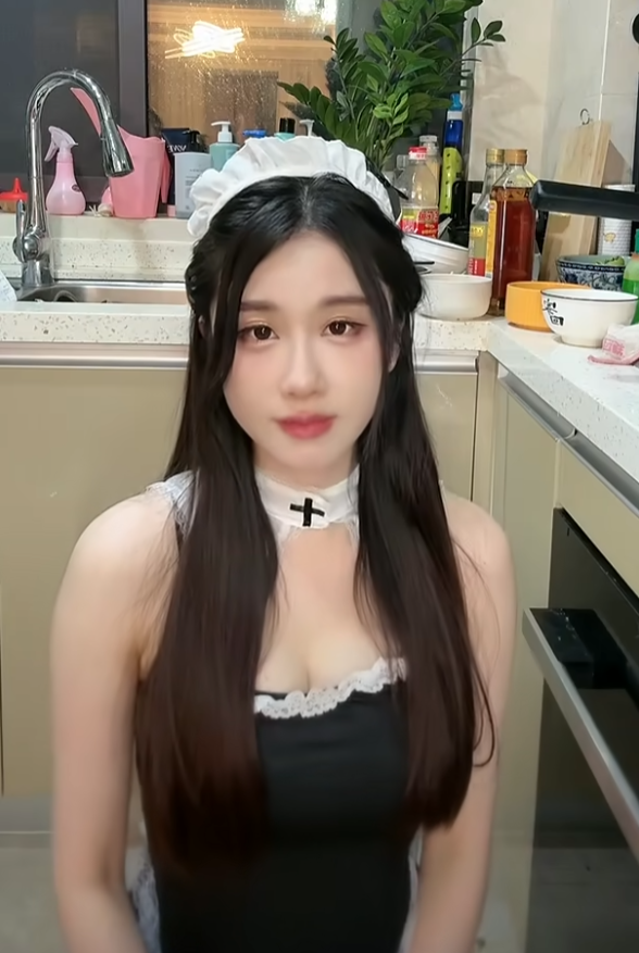 谁家做饭穿这样?轩子厨娘造型人气暴涨,“女友视角”遭大量举报(图2)