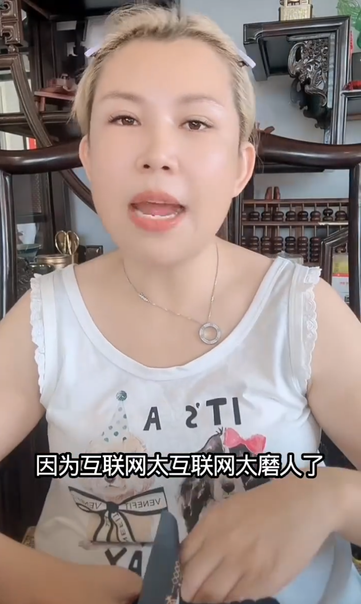 猫妹妹退网是“保命选择”?驴姐犀利点评,巴扎黑自称互联网只佩服三人(图1)