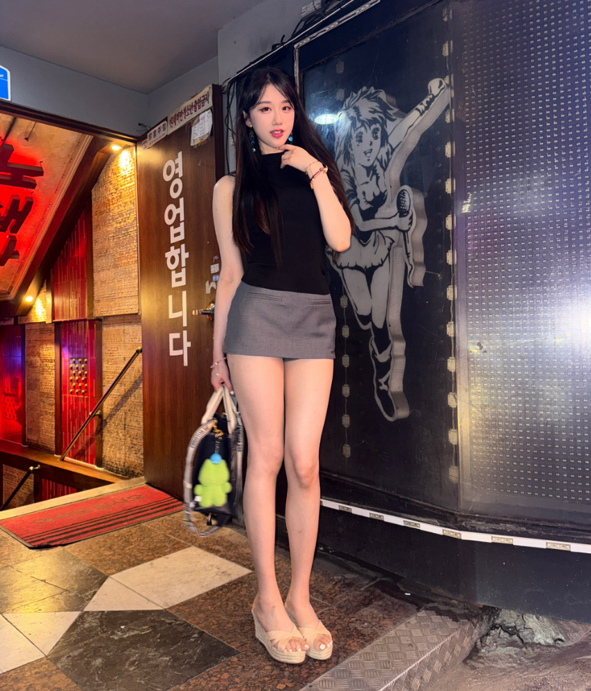 天气热还是故意擦边？轩子撩裙引发争议，直播十年否认靠擦边起家(图1)