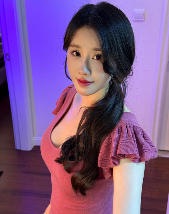 天气热还是故意擦边？轩子撩裙引发争议，直播十年否认靠擦边起家(图2)