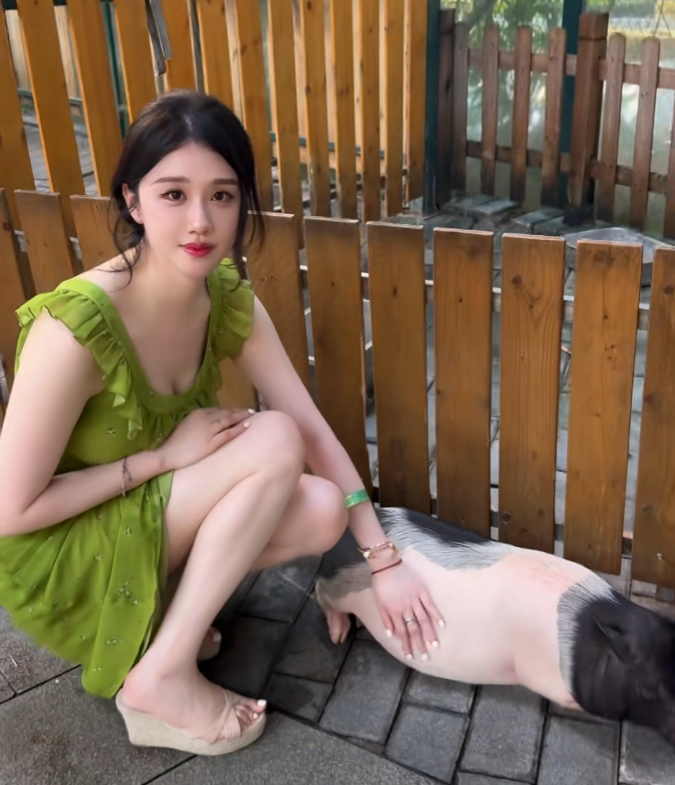 天气热还是故意擦边？轩子撩裙引发争议，直播十年否认靠擦边起家(图5)