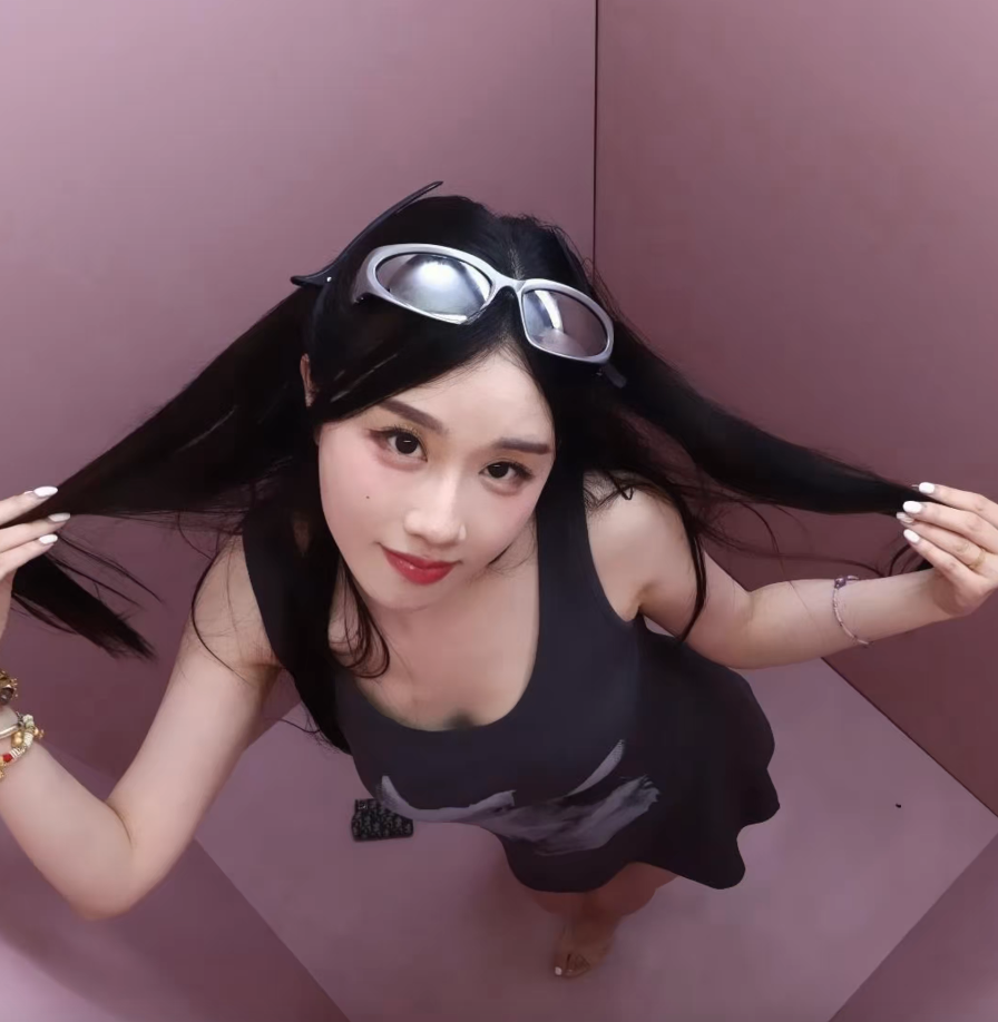 天气热还是故意擦边？轩子撩裙引发争议，直播十年否认靠擦边起家(图7)