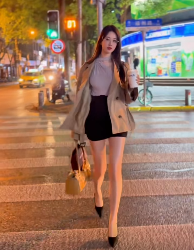 轩子巨2兔受邀去上海成人展，真人比照片还要美，属于见光不死的(图1)